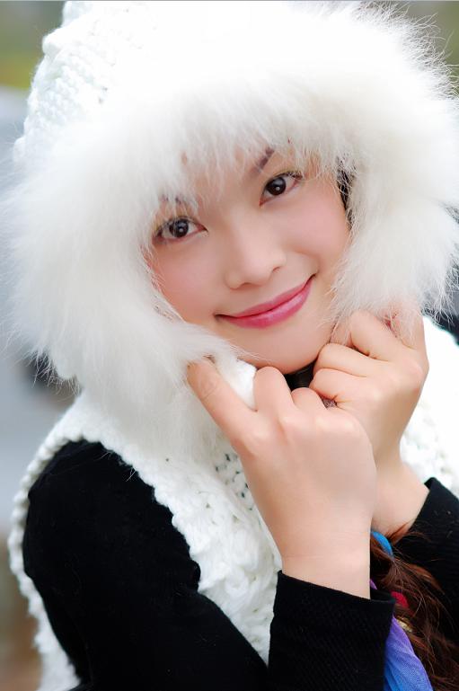 似茉莉,素妆的美人,淡雅的乳色演绎出千百种风情万般妩媚; 比腊梅;雪