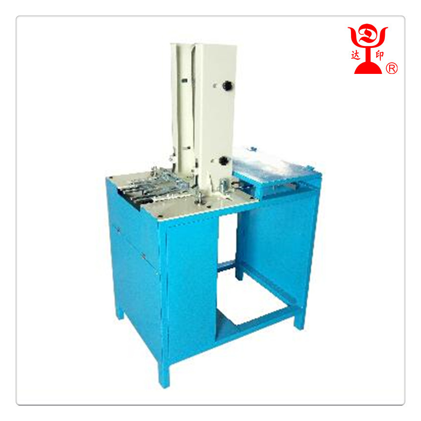 福建生产eva人字拖设备 pvc橡胶拖鞋鞋带自动穿带机 凉鞋鞋带安装