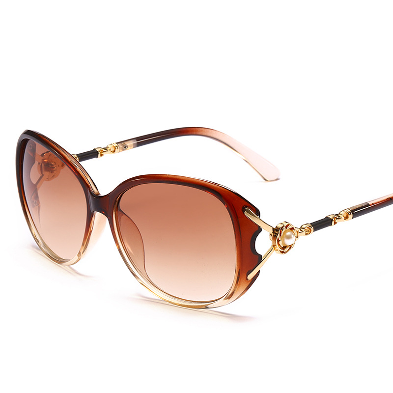 2024 Wholesale New Women's Fashion Sunglasses Elegant Frame Fashionable Pearl Driving Glasses Sunglasses 8845