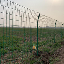 青岛圈地双边丝隔离网 高速公路框架护栏网 桃型柱三角折弯围栏网