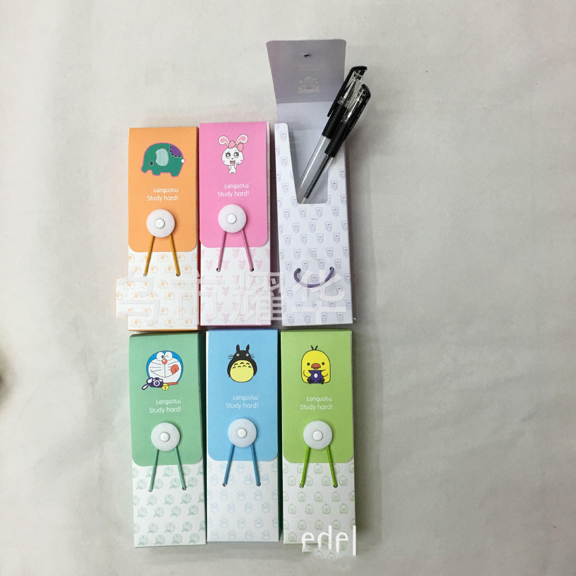 厂家批发学生纽扣笔筒卡通pp笔盒插笔袋有现货免费制版