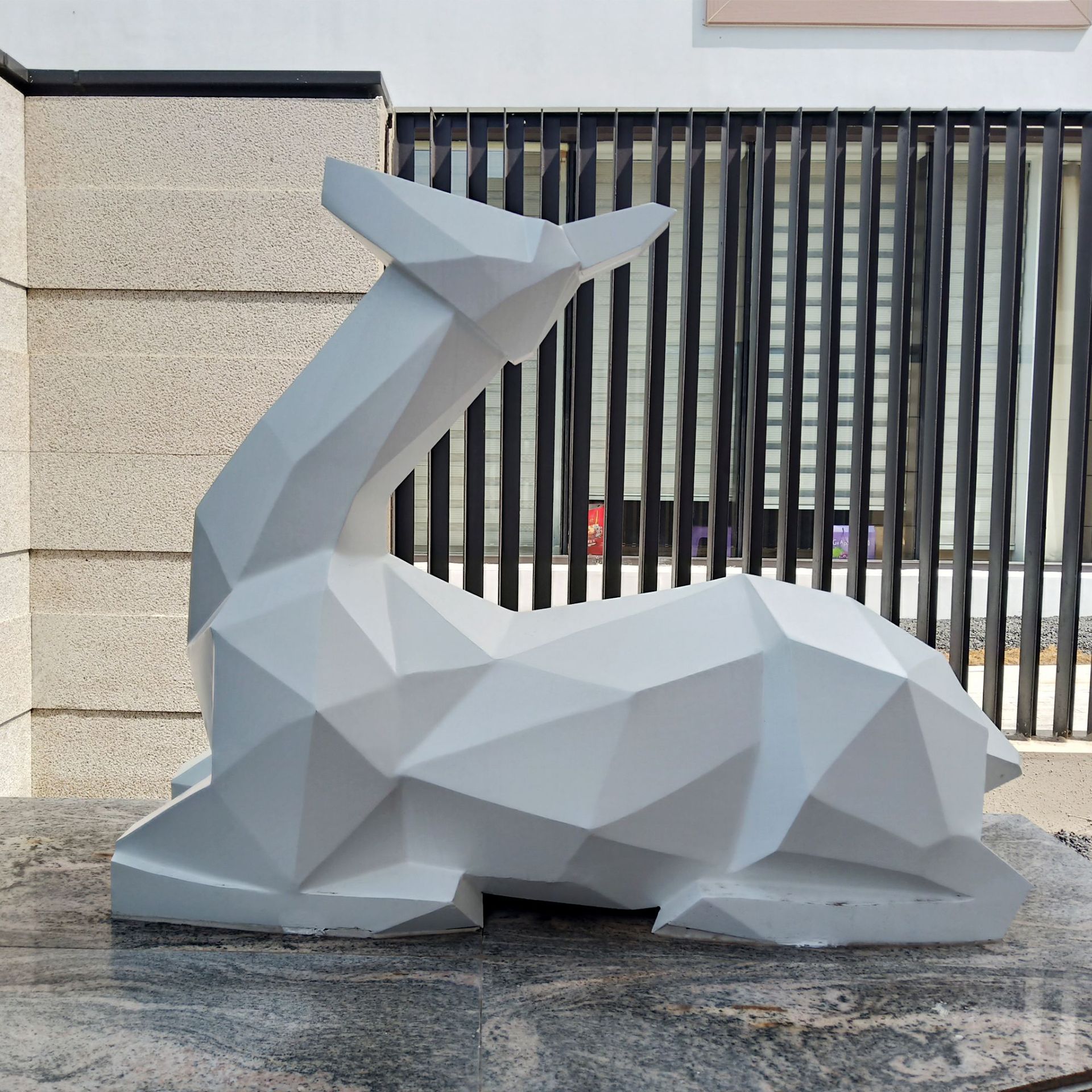 厂家制作几何鹿雕塑不锈钢切面抽象动物摆件庭院公园景观园林小品