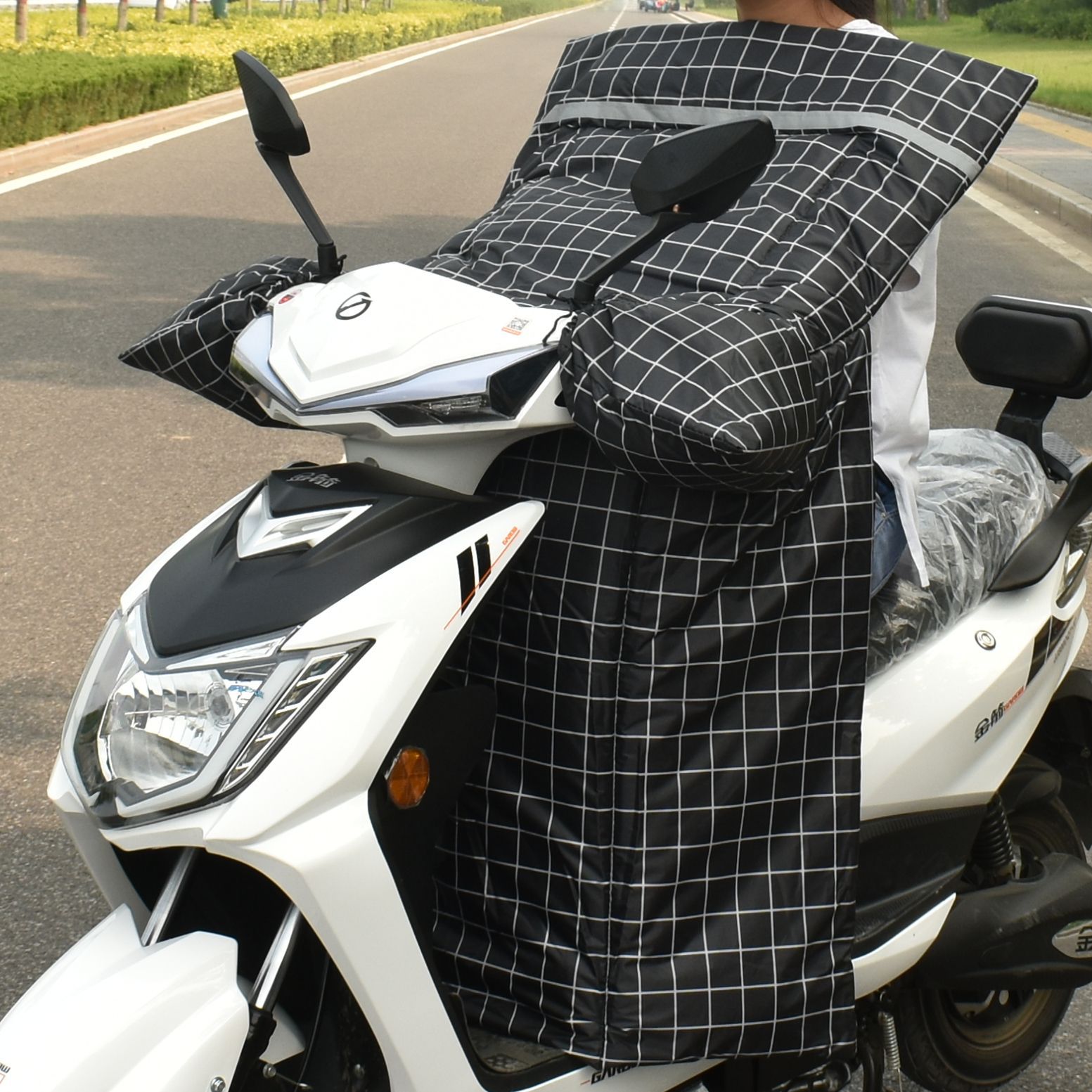 Fleece-Lined Windproof Wrap Wholesale E-Bike Windshield Winter Warm Thickened Windproof Quilt One-Piece Rain-Proof Windproof Quilt