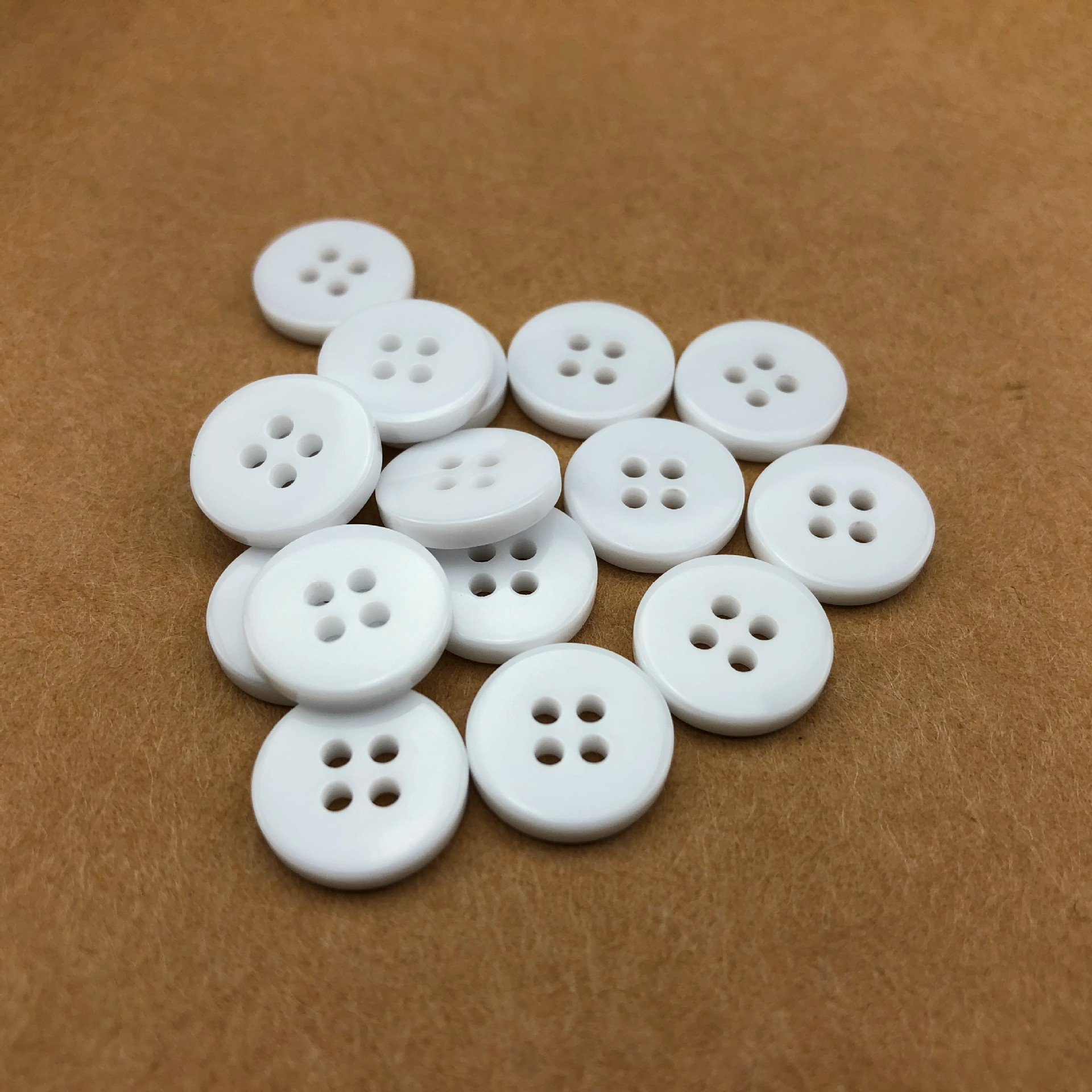 厂家直供四眼二平树脂纽扣儿童毛领外套扣衬衫大衣垫扣现货批发