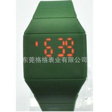 新款超薄硅胶电子手表时欧美尚流行超薄LED电子礼品电子手表批发