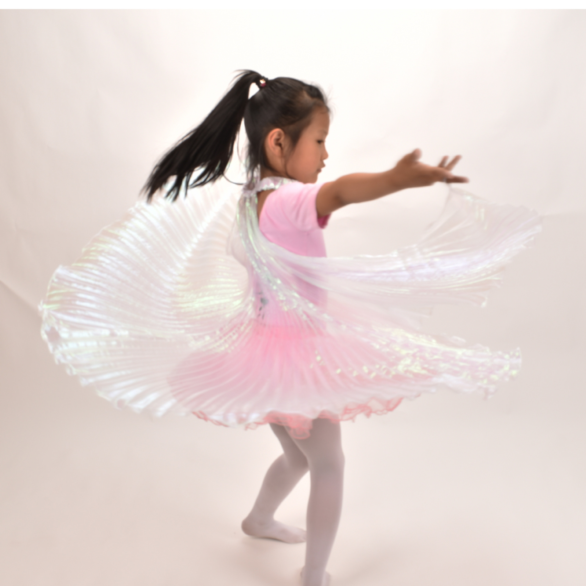 肚皮舞蹈的服装披风挂脖手勾款模特翅膀白色透明性感舞台装