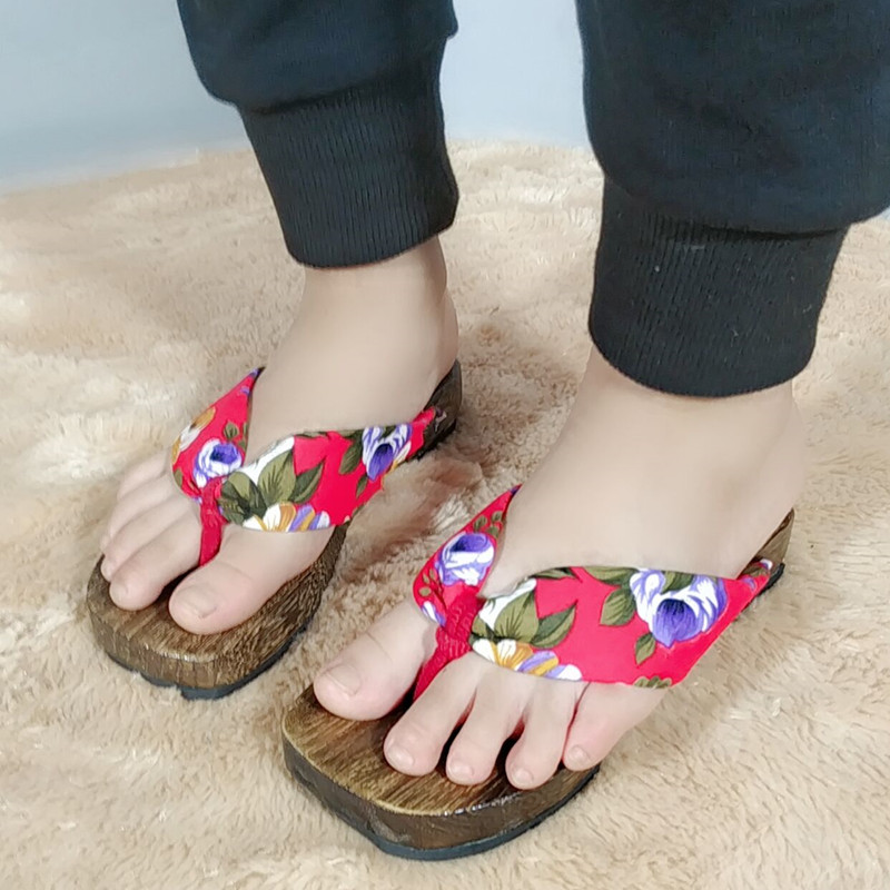 Factory Sales Japanese Style Flip-Flops Burnt Tong Student Dance Clogs Flat Angle Sandals Children Camera Shooting Clog