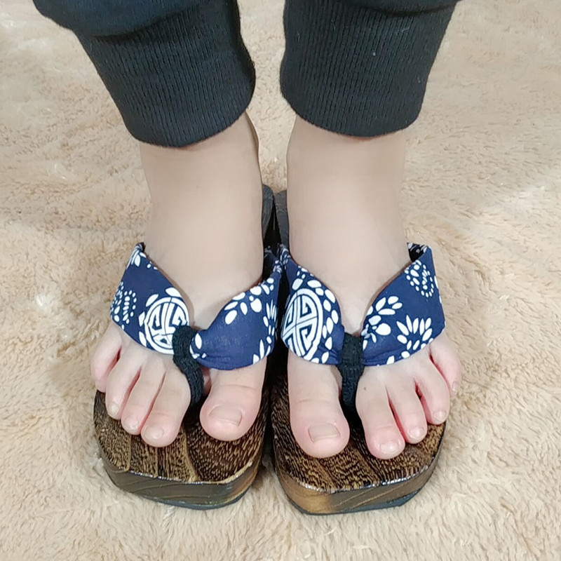 Factory Sales Japanese Style Flip-Flops Burnt Tong Student Dance Clogs Flat Angle Sandals Children Camera Shooting Clog