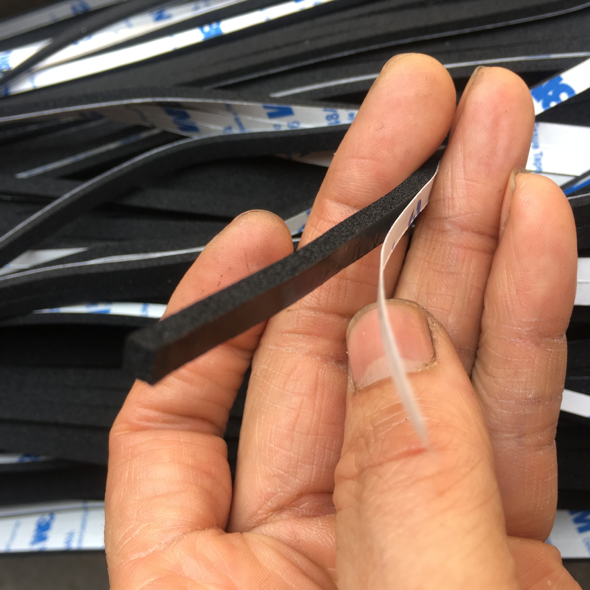 厂家现货背胶防滑橡胶条自粘密封硅胶条单面带胶防撞橡胶条