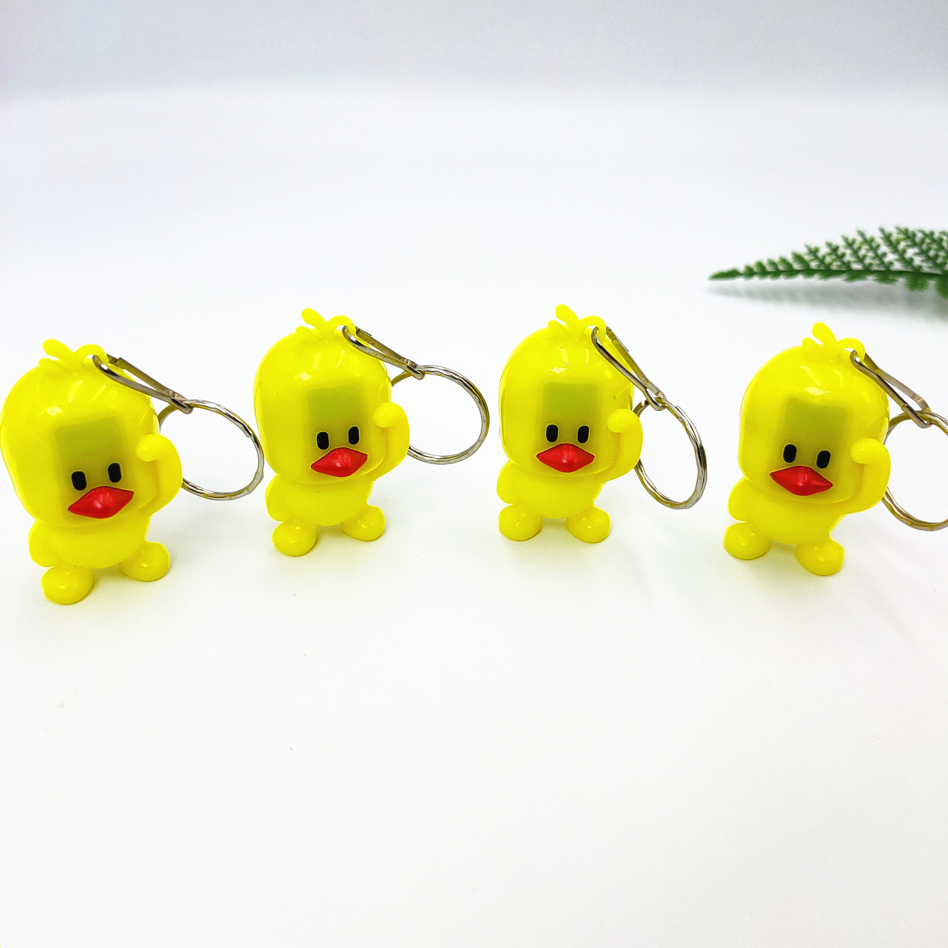 爆款网红小黄鸭发光led塑料钥匙扣挂件微商地推扫码小礼品
