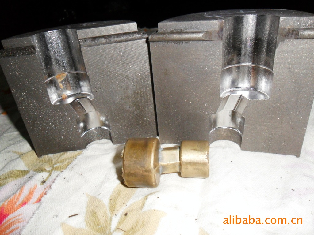 红冲模具《偏心接头》