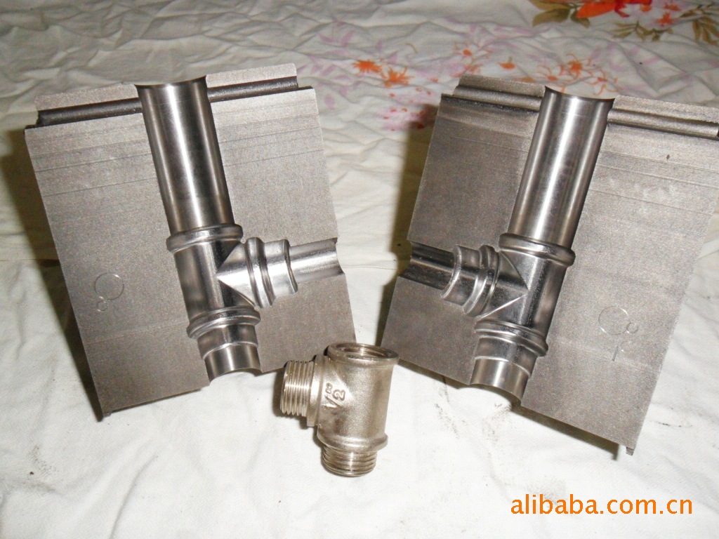 红冲模具《三通接头》