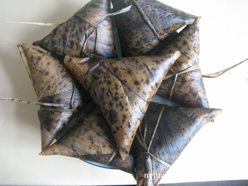 这是我自己用我们当地的笋叶包的三角形的粽子.