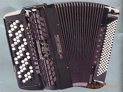 班东尼手风琴(或称班多钮手风琴)由德国六角手风琴演变而来,在南美