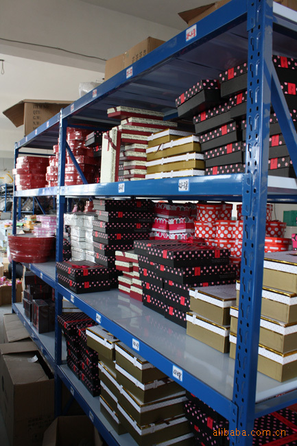 仓库c区礼品存货区一角