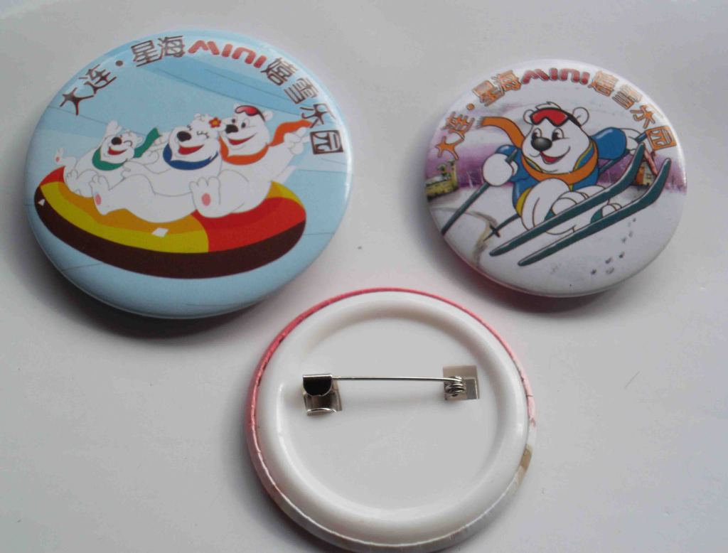 马口铁 背面塑料胸章