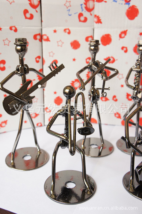 以五金配件焊接而成的派成铁艺小人摆设系列,将冷酷的金属变成一个个