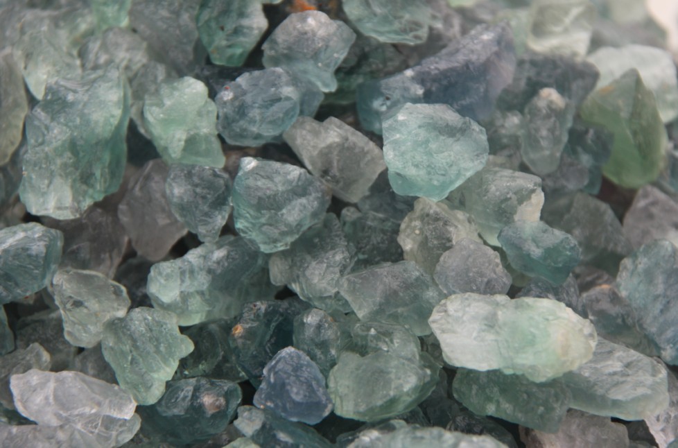 厂家直供各种含量萤石原矿萤石块萤石粉