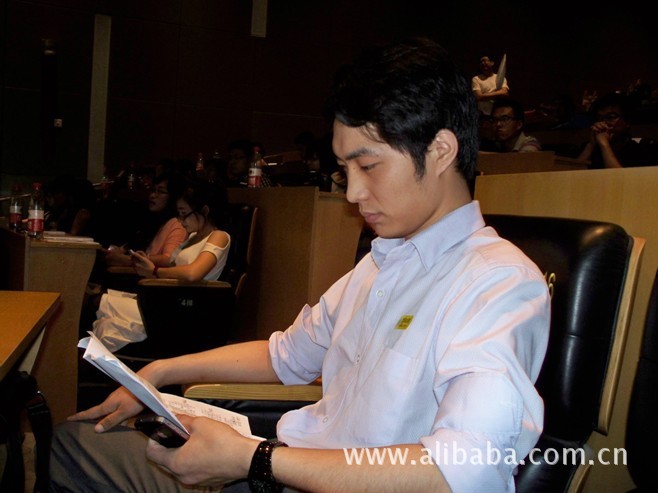 帅气的张小攀正好就坐我右边,后边再继续说