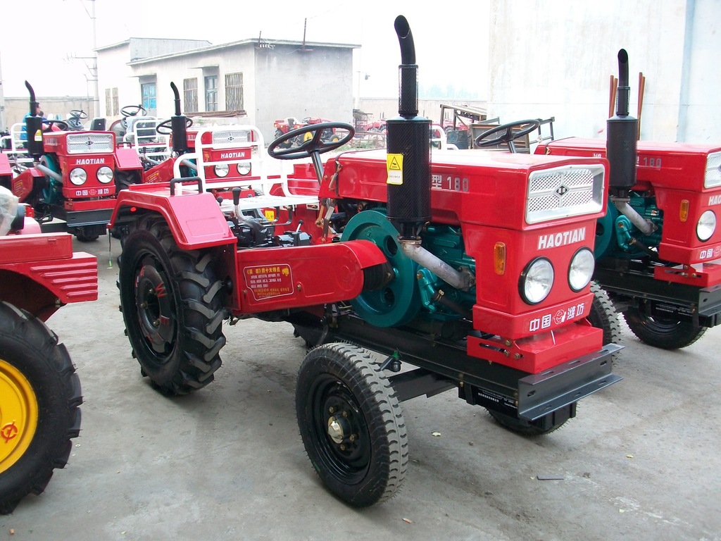 17马力单缸四轮农用拖拉机体积小操作灵活方便