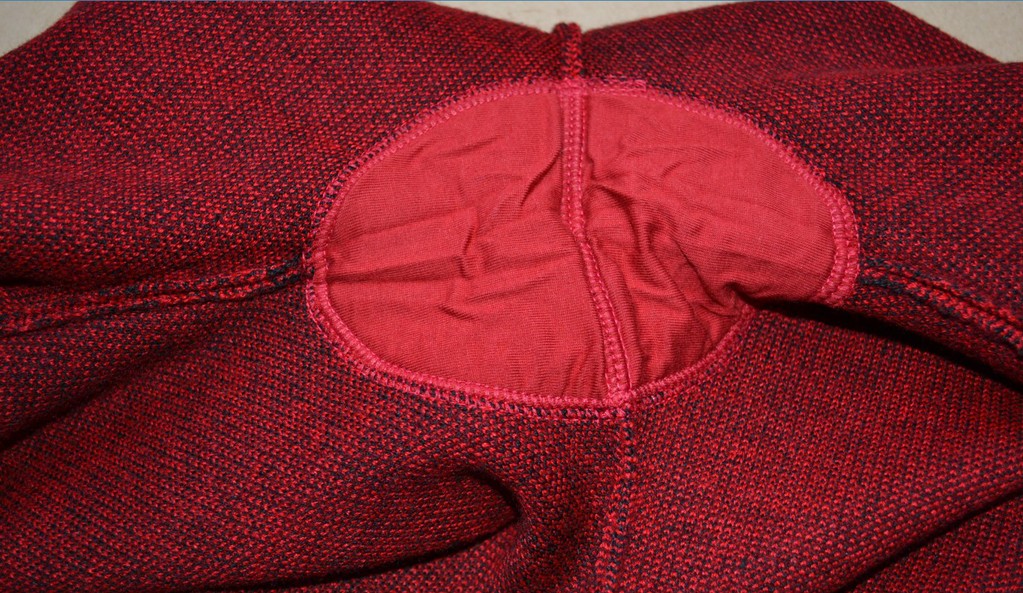 洗标:山羊绒:20%     氨纶:30%     棉纶:20%     羊毛:15%