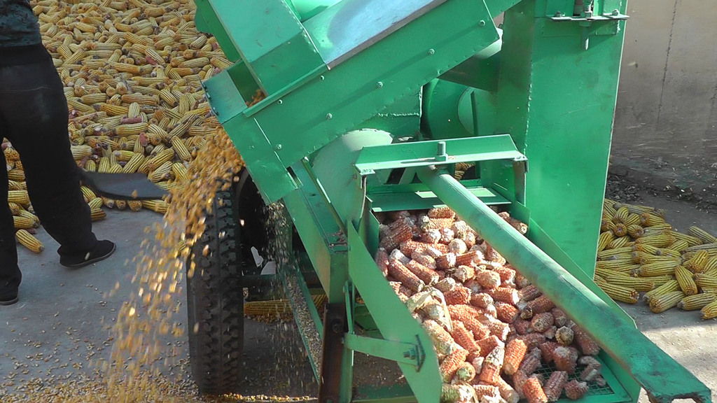 玉米脱粒机 散粮型 新型高效 脱净率99% 现场脱粒机高清视频 - 农机