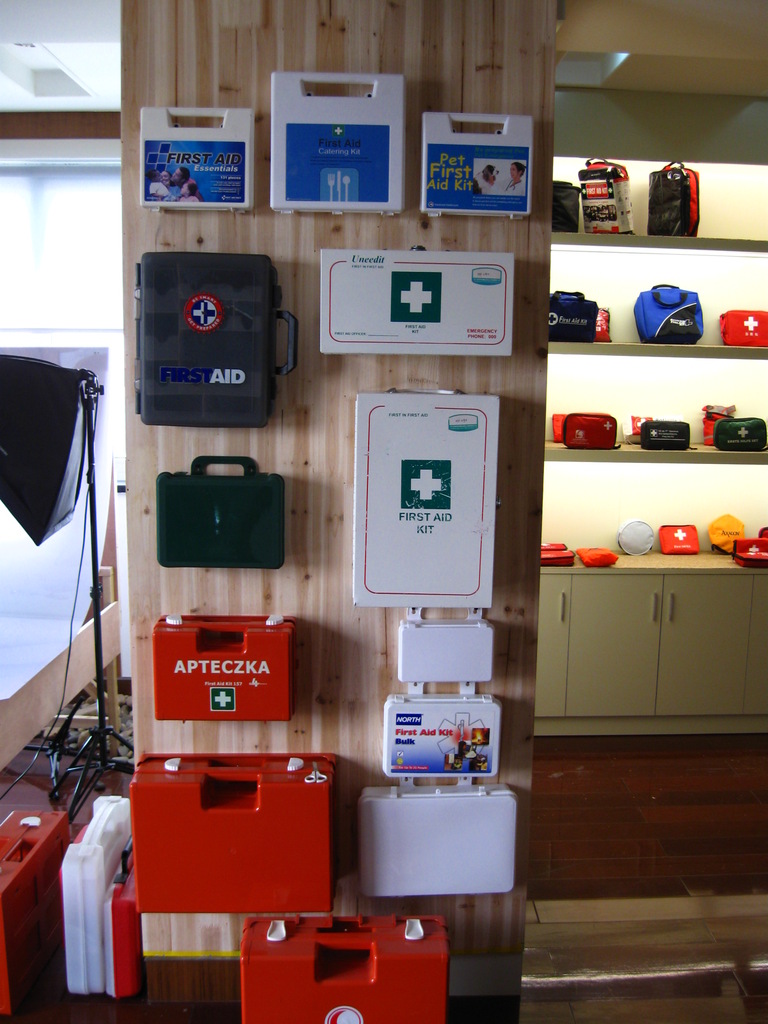 供应急救箱挂墙挂壁急救箱abspp材质cefda认证