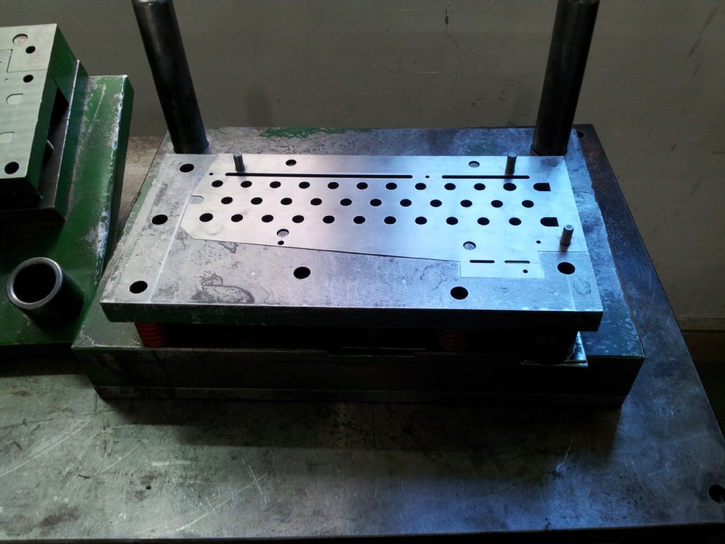 供应空调换热器钣金端板模钣金模具冲孔落料模具翻边成型模具