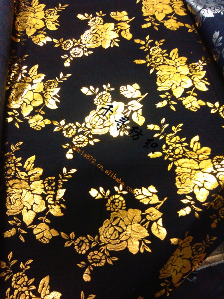 主要用途:服装用布 织物组织:斜纹 染整工艺:烫金