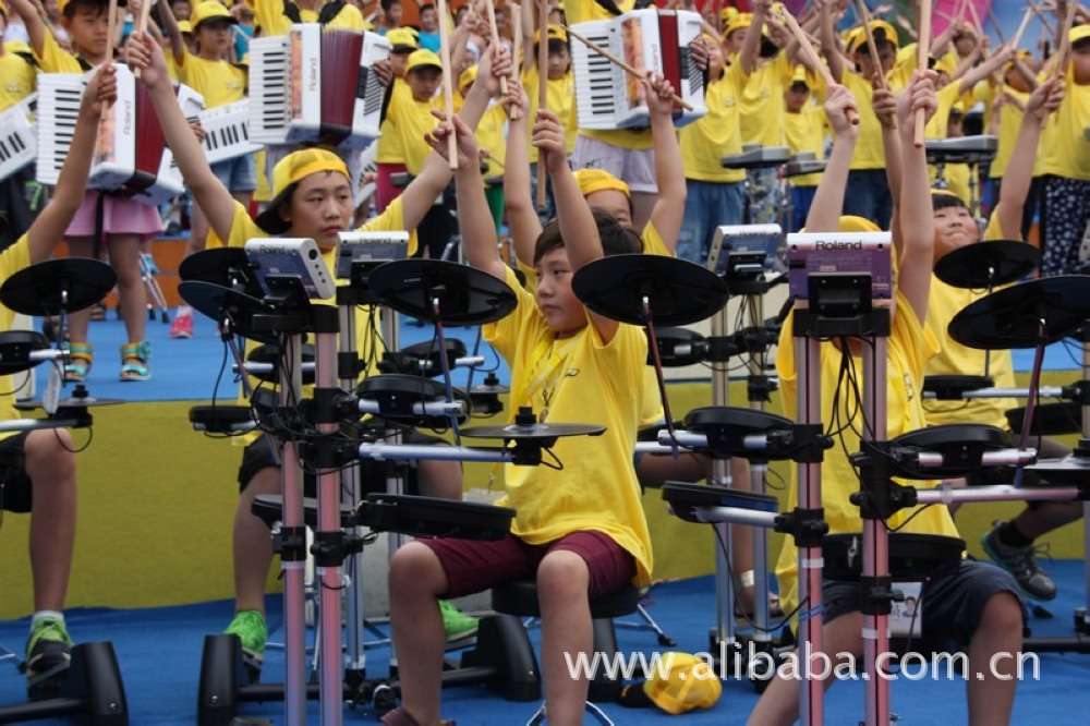 360名罗兰青少年组成少儿电声乐团创基尼斯纪录组图