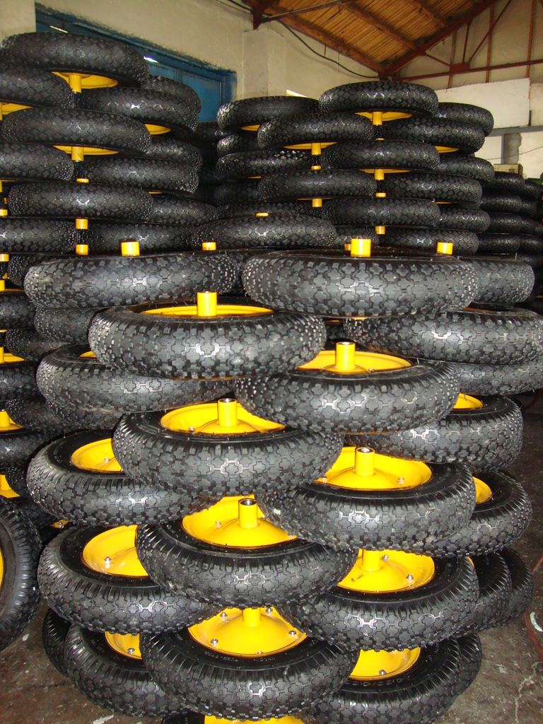 青岛凯圣亚工贸有限公司位于山东胶南市,专业生产pu发泡轮,pu填充轮