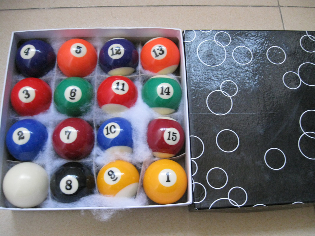 厂家直销高品质的台球子(桌球子)台球用品,大号台球子等台球