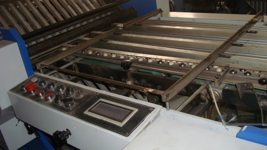 特价,2008年上海紫宏四删栏三刀对开混合式折页机