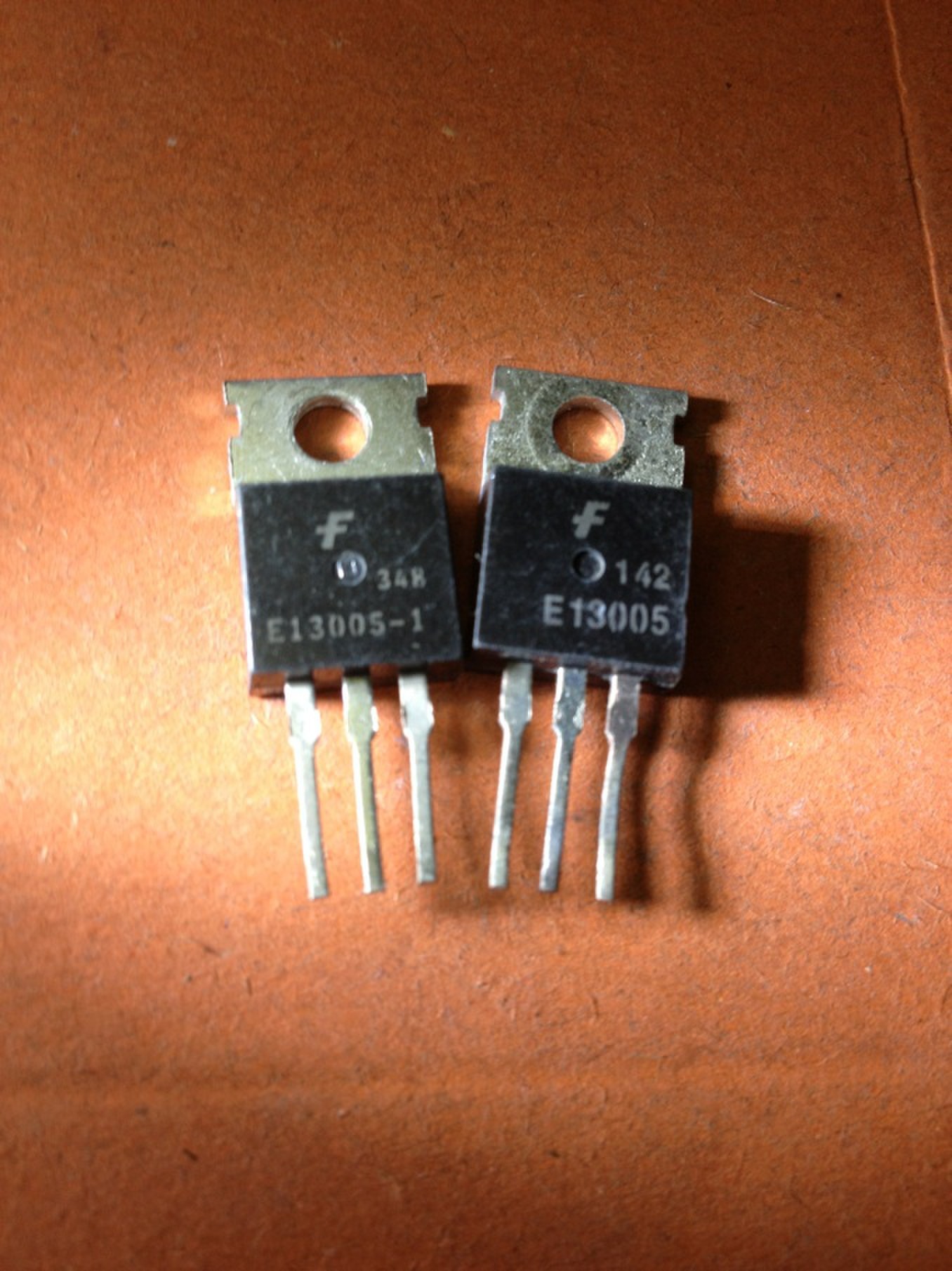 专营三极管批发电源开关管e13005仪器测试 质量稳定