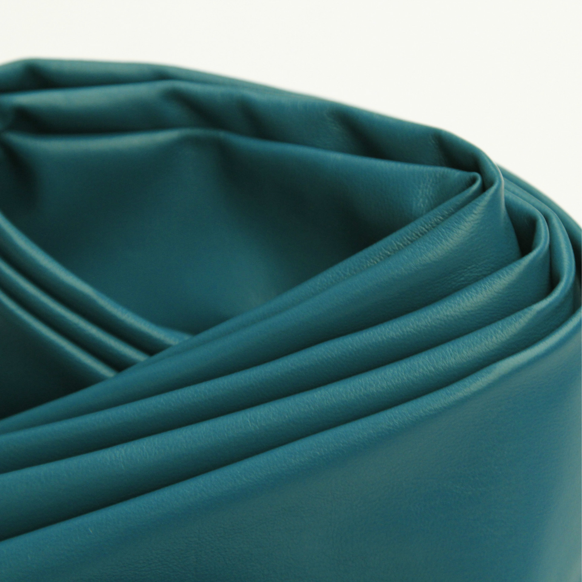 针对服装行业的这个流行趋势,我公司特别研制了服装配皮用水洗绵羊皮