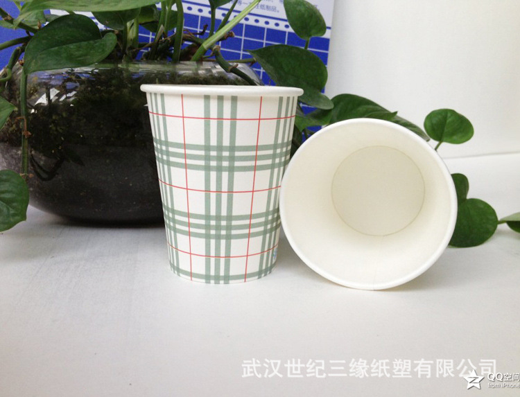 中国网库供应商武汉世纪三缘纸塑有限公司主要经营纸品加工,本页面为您提供最新正品一次性纸杯 16盎司格子 奶茶咖啡饮料豆浆杯子批发的详细产品价格、产品图片等产品介绍信息,您可以直接联系厂家获取正品一次性纸杯 16盎司格子 奶茶咖啡饮料豆浆杯子批发的具体资料,联系时请说明是在中国网库看到的。