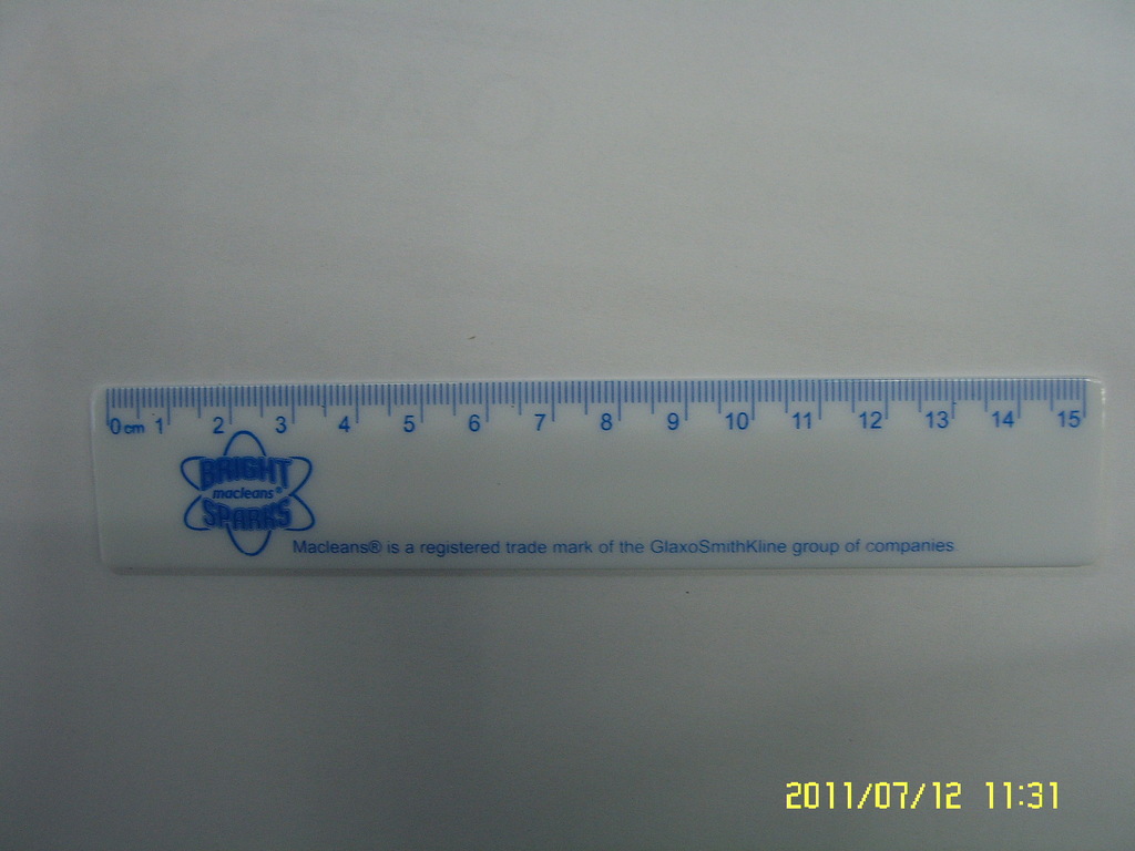 本产品为黑色不透明塑料直尺,宽度2.9cm,长度15.8cm