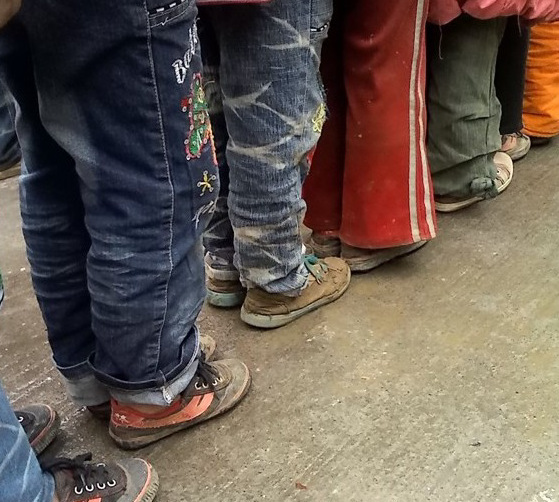 妮可伊伊为云南山区孩子进一份绵薄之力