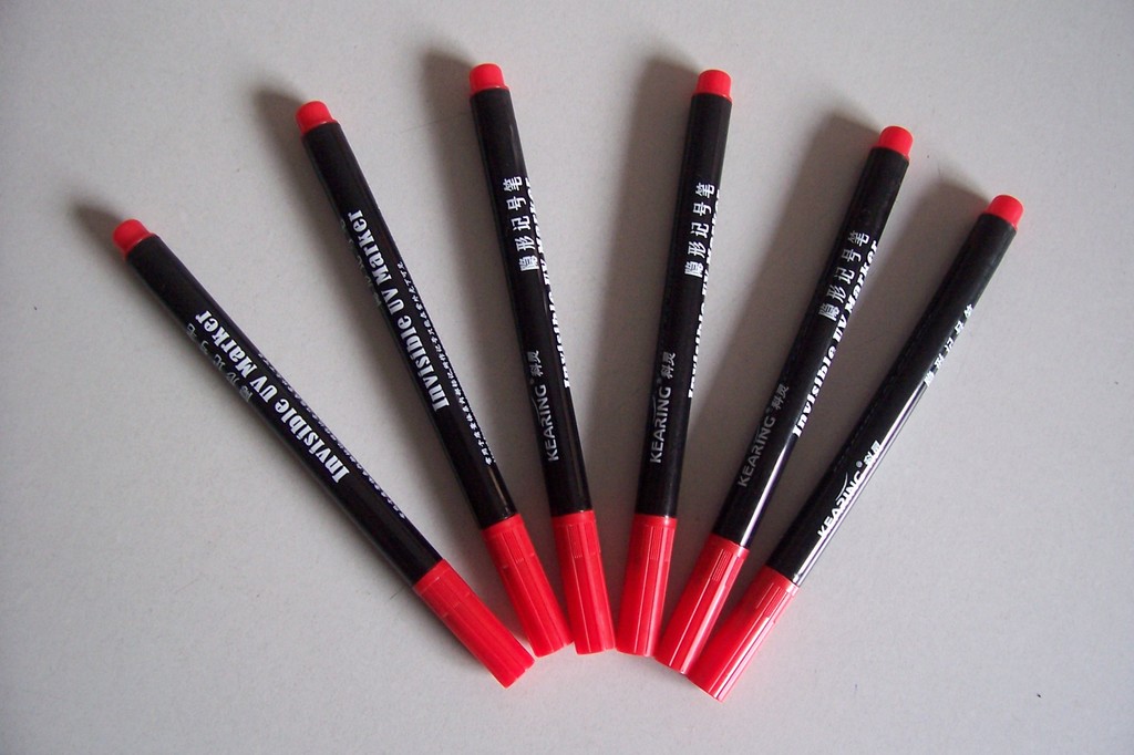 uv笔:国内又称紫光笔,消失笔等,用此笔在纺织品,纸张等各种材质上作的