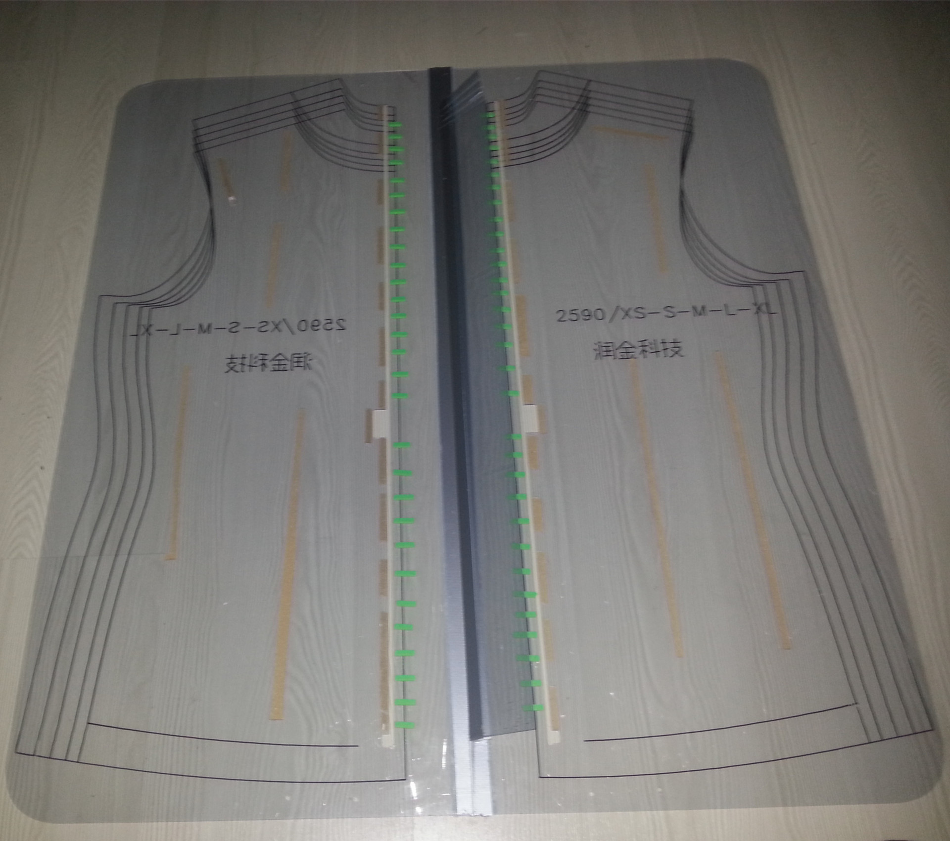 服装模板切割机产品特点: 1.