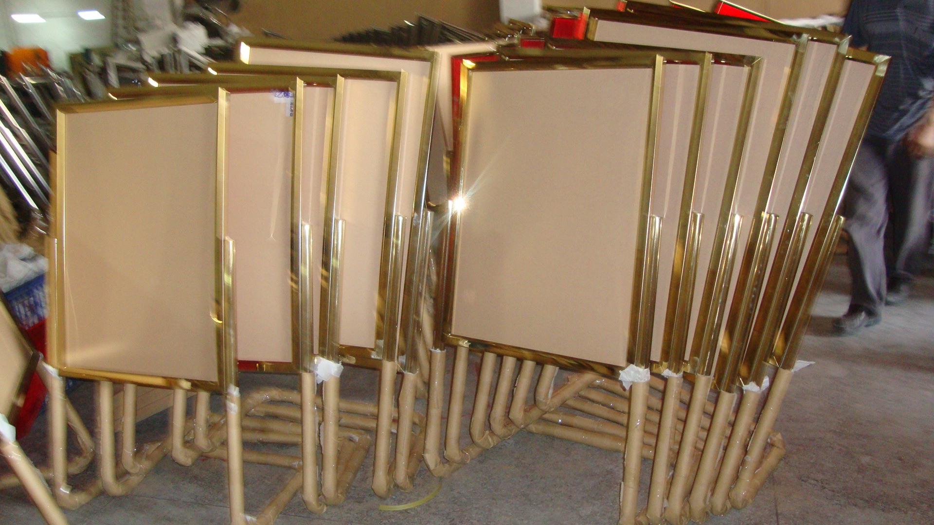 l型不锈钢广告指示牌 工厂招工钛金水牌 餐厅店门口欢迎礼宾牌