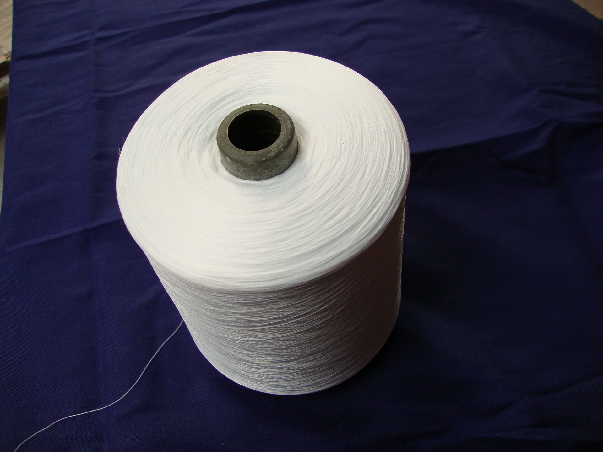 厂家供应150dty拷边丝线 26000s特大卷黑白两色低弹丝缝纫线批发