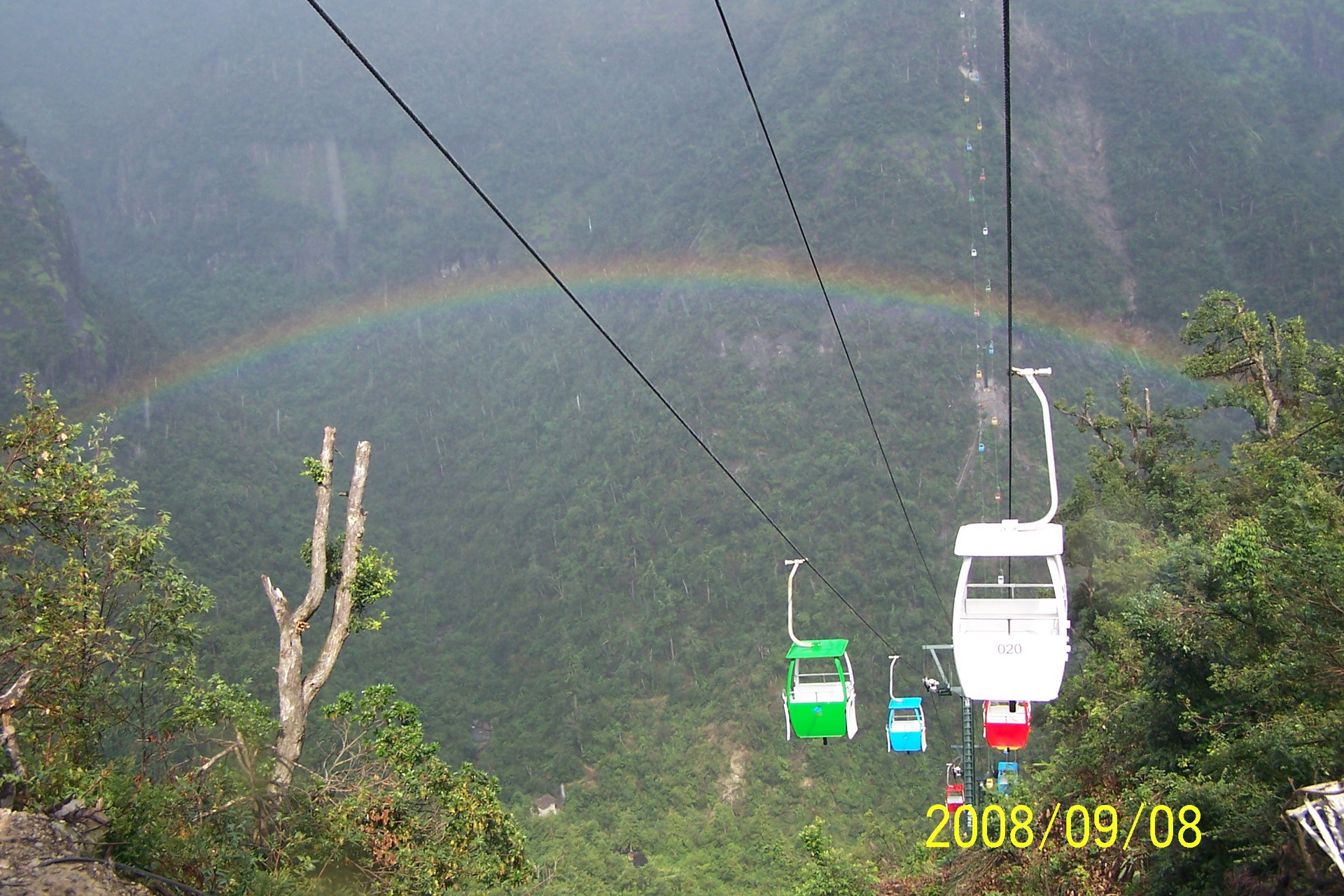 单线循环固定抱索器索道