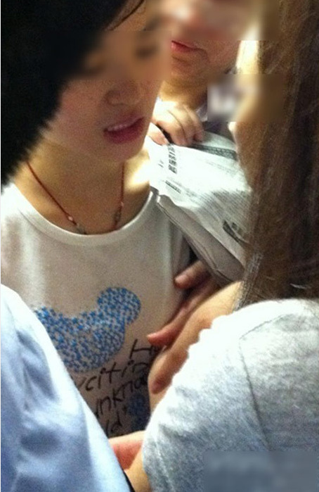 上海:地铁咸猪手 眼镜大叔狂捏女子胸部