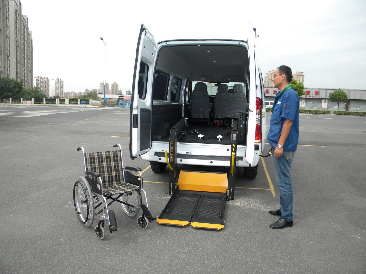 面包车用残疾人轮椅升降机