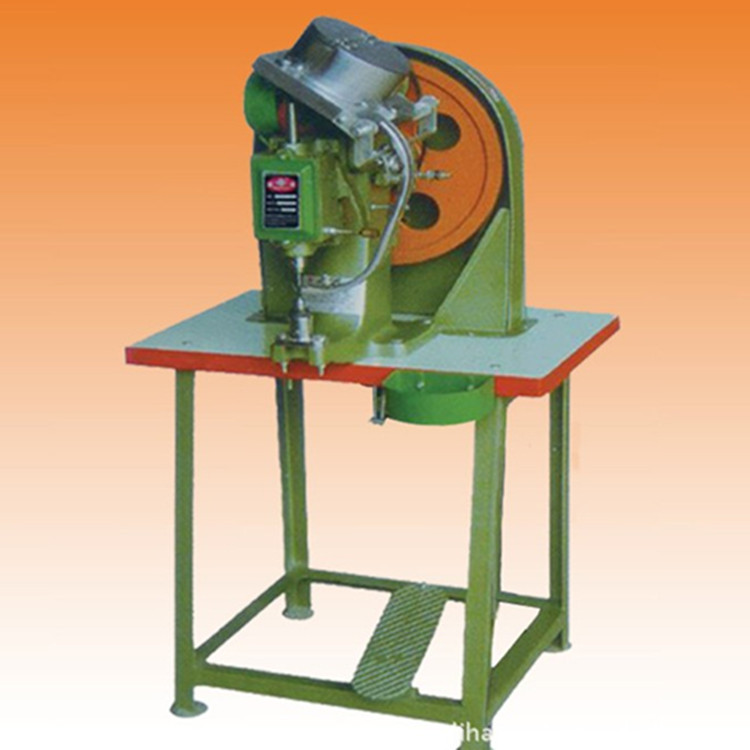 厂家供应纽扣脚踩机 包扣机批发价格