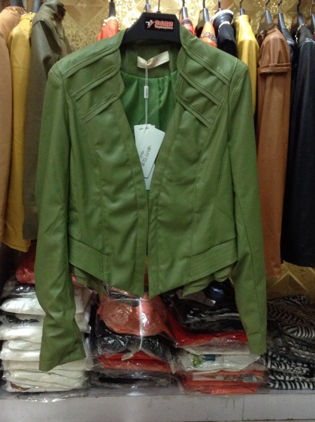 第六款:这是一款绿色皮衣外套,简约的,没有太多装饰.