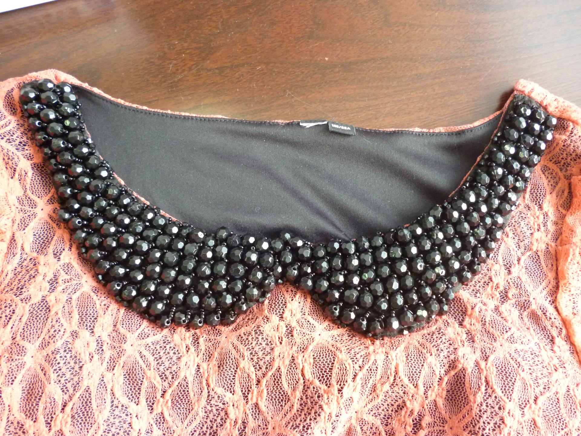 专业承接各类手工钉珠,成衣钉珠,手工衣领