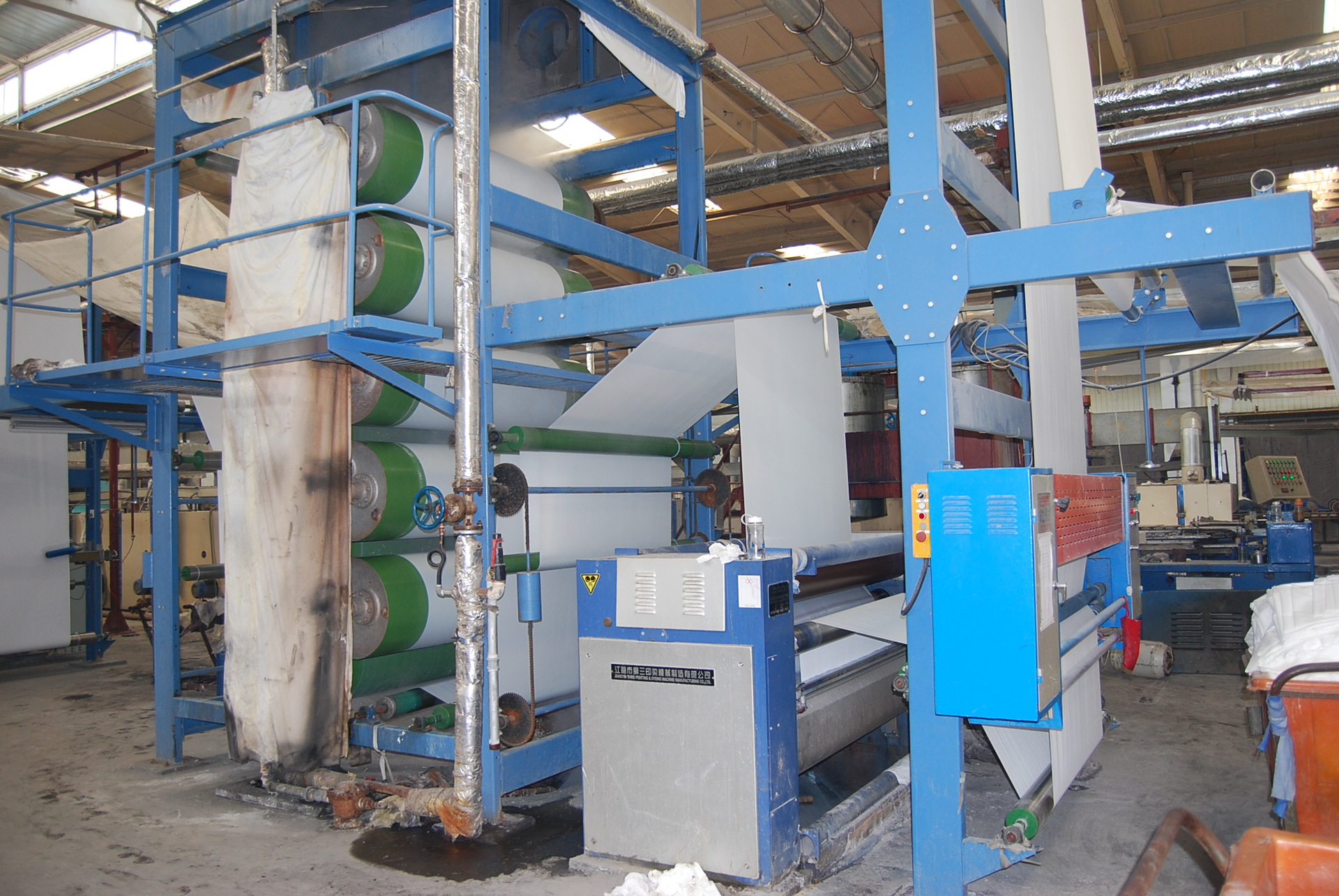 长车轧染工艺,使面料光泽度好,布面工整,挺括,颜色饱满