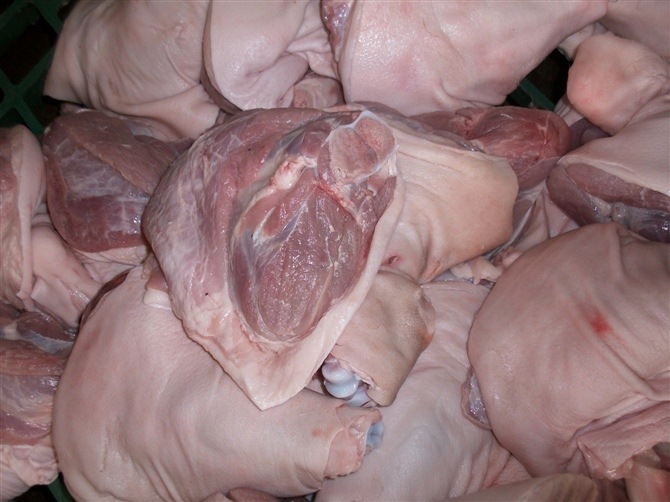 主营产品:冷冻带皮中方肉;冷